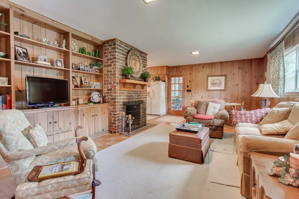 705 Glenforest Road, Sandy Springs, Georgia 30328, 3 Bedrooms Bedrooms, ,2 BathroomsBathrooms,Residential,Sold,705 Glenforest Road,5721739