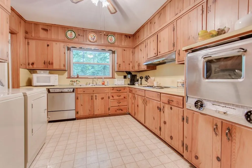 705 Glenforest Road, Sandy Springs, Georgia 30328, 3 Bedrooms Bedrooms, ,2 BathroomsBathrooms,Residential,Sold,705 Glenforest Road,5721739