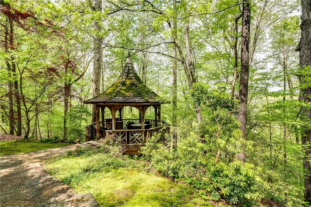 6680 Riverside Drive, Sandy Springs, Georgia 30328, 6 Bedrooms Bedrooms, ,4 BathroomsBathrooms,Residential,Sold,6680 Riverside Drive,5603640