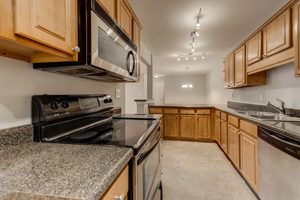 206 Brighton Point, Sandy Springs, Georgia 30328, 2 Bedrooms Bedrooms, ,2 BathroomsBathrooms,Residential,Sold,206 Brighton Point,6573806