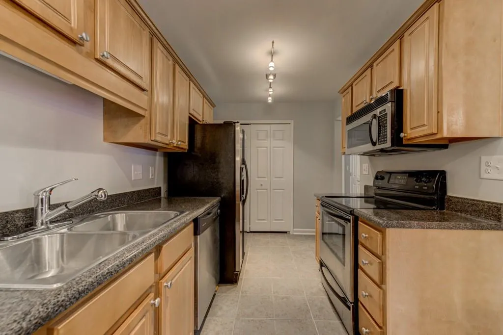 206 Brighton Point, Sandy Springs, Georgia 30328, 2 Bedrooms Bedrooms, ,2 BathroomsBathrooms,Residential,Sold,206 Brighton Point,6573806
