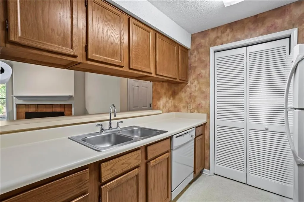 Kitchen (view 2)