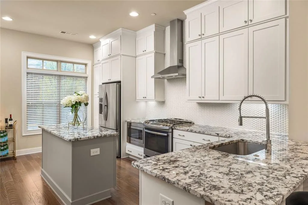 4751 Roswell Road, Atlanta, Georgia 30342, 2 Bedrooms Bedrooms, ,2 BathroomsBathrooms,Residential,Sold,4751 Roswell Road,7700683