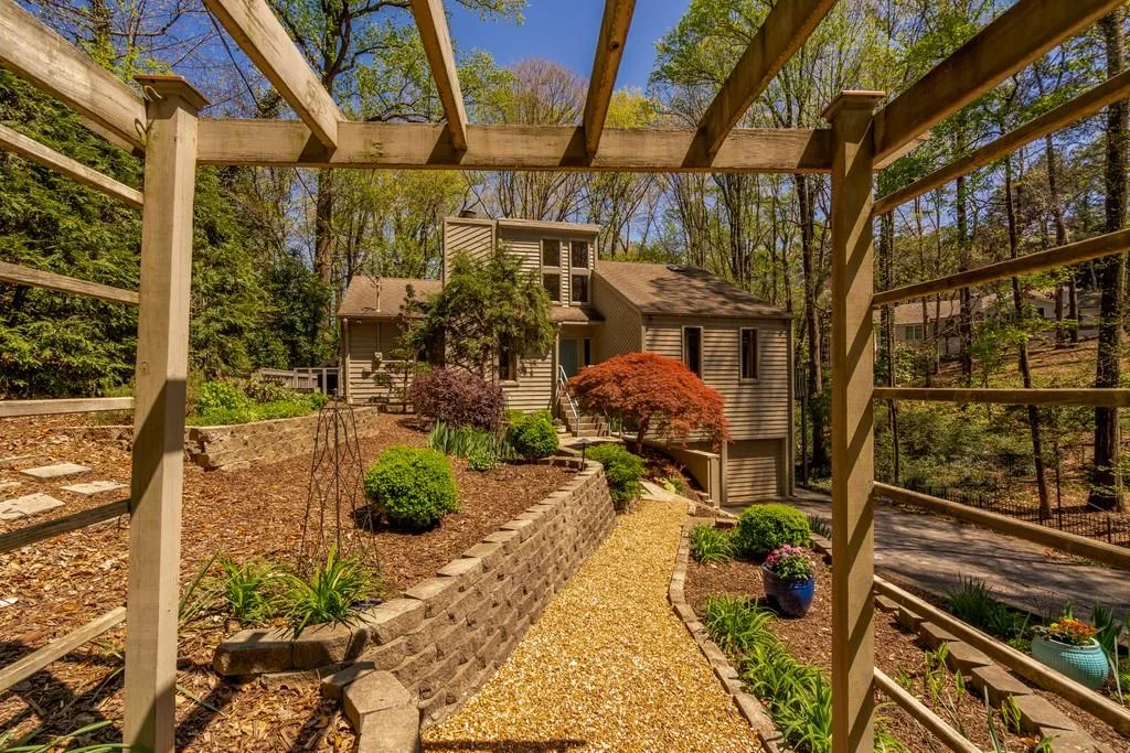 4595 Dudley Lane, Atlanta, Georgia 30327, 4 Bedrooms Bedrooms, ,3 BathroomsBathrooms,Residential,Sold,4595 Dudley Lane,6865163