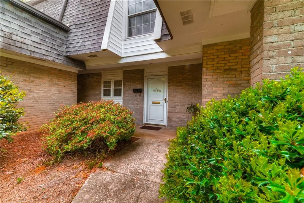 5390 Chemin De Vie, Sandy Springs, Georgia 30342, 2 Bedrooms Bedrooms, ,2 BathroomsBathrooms,Residential,Sold,5390 Chemin De Vie,6001157