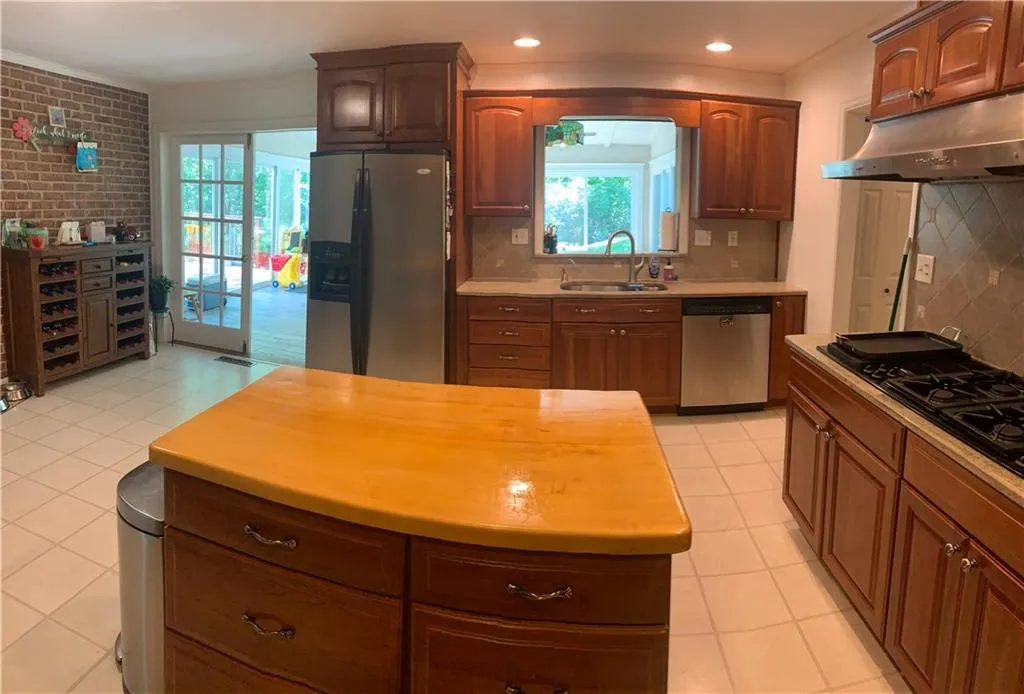 700 Old Post Road, Sandy Springs, Georgia 30328, 6 Bedrooms Bedrooms, ,3 BathroomsBathrooms,Residential,Sold,700 Old Post Road,7037375
