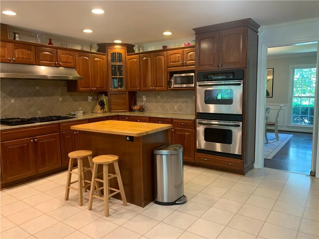 700 Old Post Road, Sandy Springs, Georgia 30328, 6 Bedrooms Bedrooms, ,3 BathroomsBathrooms,Residential,Sold,700 Old Post Road,7037375