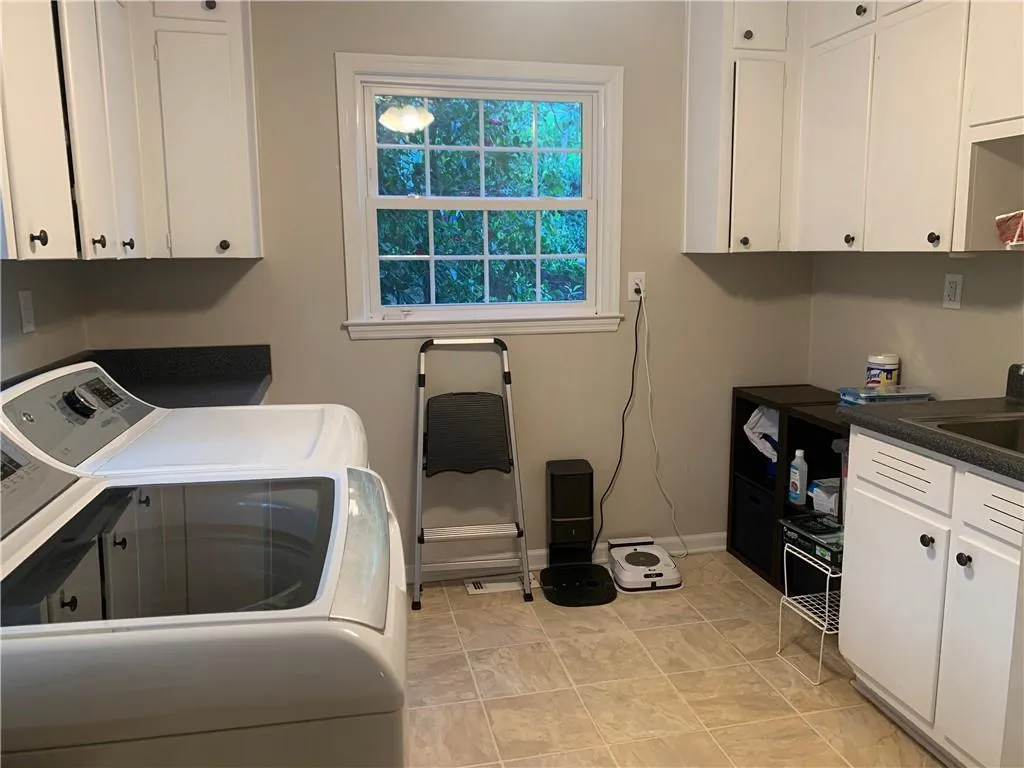 700 Old Post Road, Sandy Springs, Georgia 30328, 6 Bedrooms Bedrooms, ,3 BathroomsBathrooms,Residential,Sold,700 Old Post Road,7037375