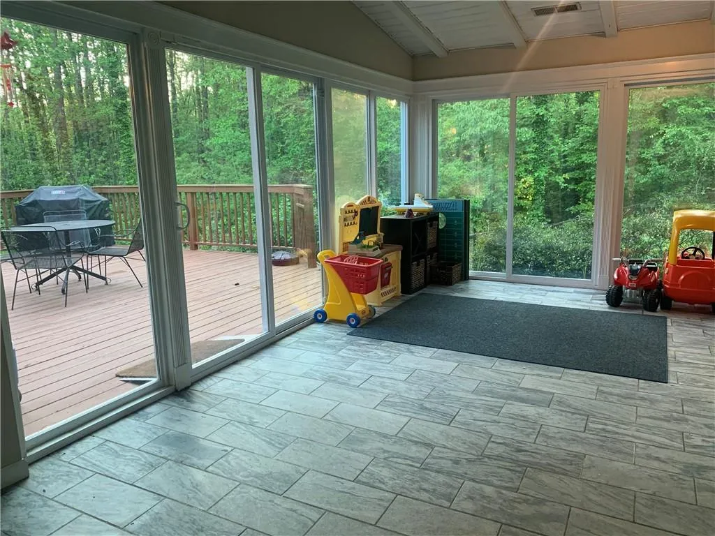 700 Old Post Road, Sandy Springs, Georgia 30328, 6 Bedrooms Bedrooms, ,3 BathroomsBathrooms,Residential,Sold,700 Old Post Road,7037375