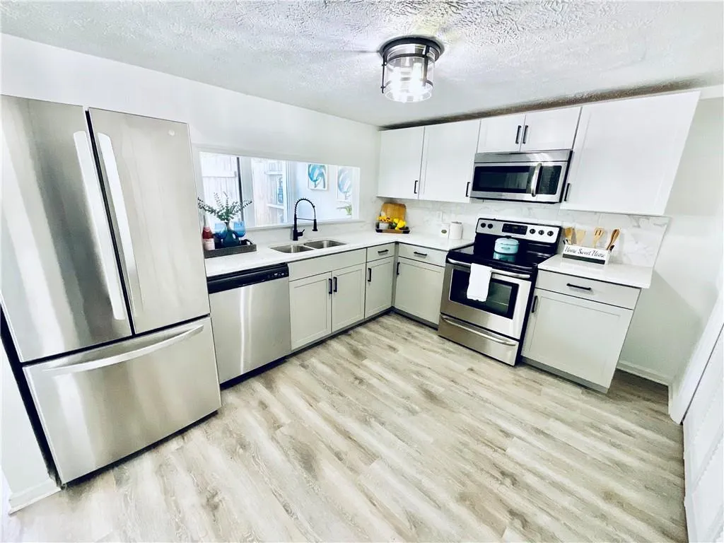 7750 Roswell Road Unit 4c, Sandy Springs, Georgia 30350, 3 Bedrooms Bedrooms, ,2 BathroomsBathrooms,Residential,Sold,7750 Roswell Road Unit 4c,7094082