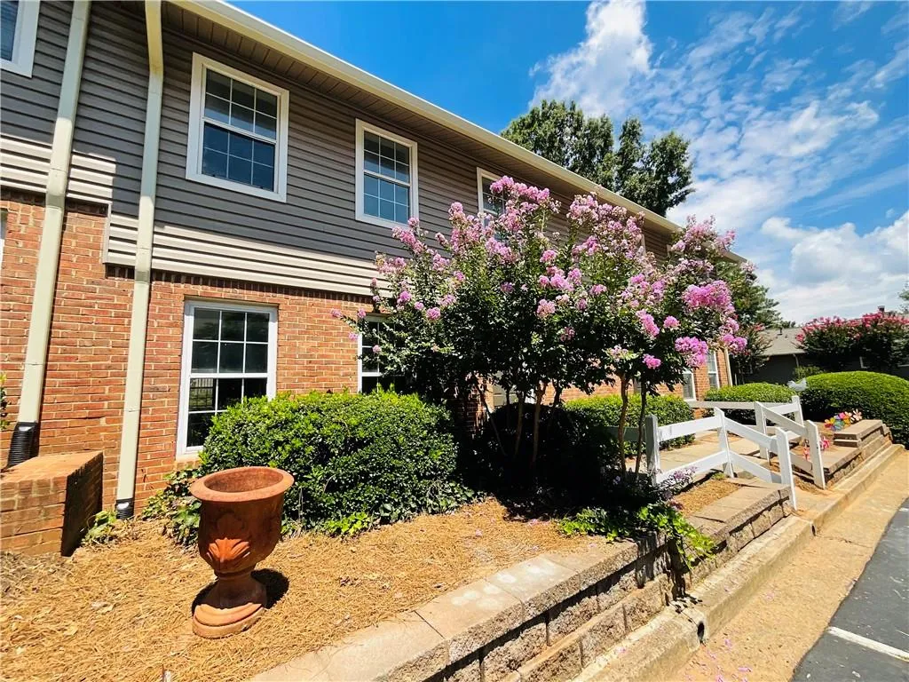 7750 Roswell Road Unit 4c, Sandy Springs, Georgia 30350, 3 Bedrooms Bedrooms, ,2 BathroomsBathrooms,Residential,Sold,7750 Roswell Road Unit 4c,7094082