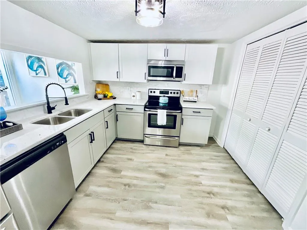 7750 Roswell Road Unit 4c, Sandy Springs, Georgia 30350, 3 Bedrooms Bedrooms, ,2 BathroomsBathrooms,Residential,Sold,7750 Roswell Road Unit 4c,7094082