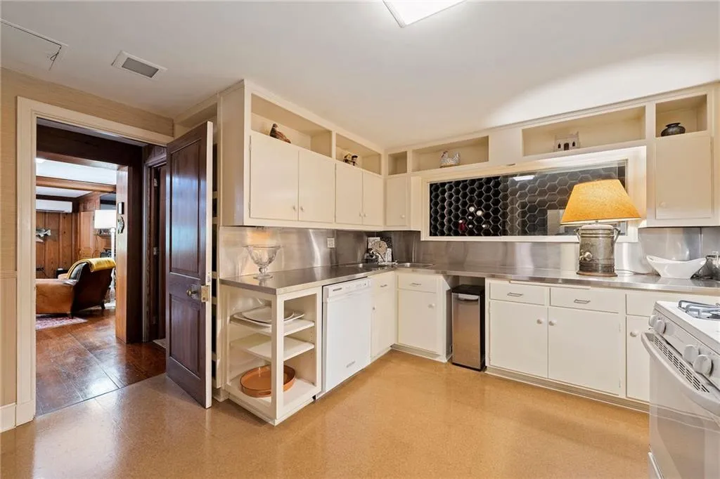 2 W Muscogee Avenue Nw, Atlanta, Georgia 30305, 4 Bedrooms Bedrooms, ,5 BathroomsBathrooms,Residential,For Sale,2 W Muscogee Avenue Nw,7587033