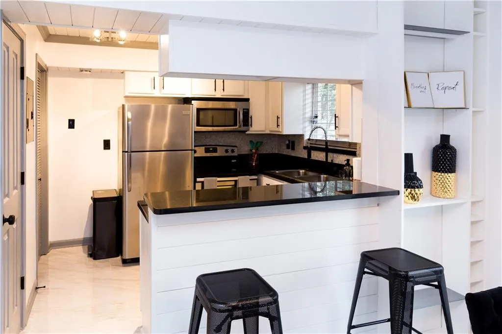 6940 Roswell Road Unit 18b, Atlanta, Georgia 30328, 1 Bedroom Bedrooms, ,1 BathroomBathrooms,Residential,Sold,6940 Roswell Road Unit 18b,6575242