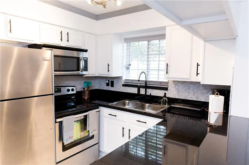 6940 Roswell Road Unit 18b, Atlanta, Georgia 30328, 1 Bedroom Bedrooms, ,1 BathroomBathrooms,Residential,Sold,6940 Roswell Road Unit 18b,6575242