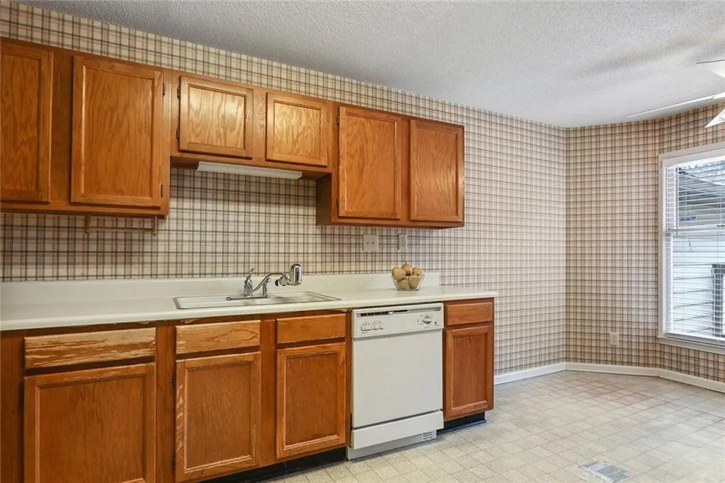 402 Garden Court Unit 402, Sandy Springs, Georgia 30328, 3 Bedrooms Bedrooms, ,2 BathroomsBathrooms,Residential,Sold,402 Garden Court Unit 402,5824135