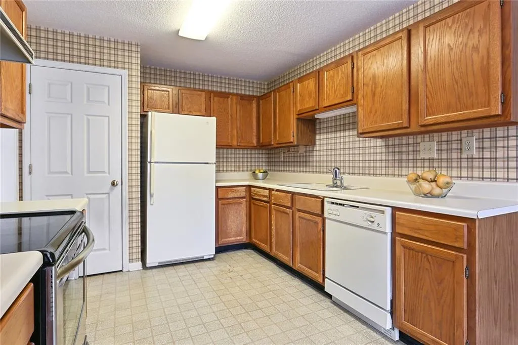 402 Garden Court Unit 402, Sandy Springs, Georgia 30328, 3 Bedrooms Bedrooms, ,2 BathroomsBathrooms,Residential,Sold,402 Garden Court Unit 402,5824135