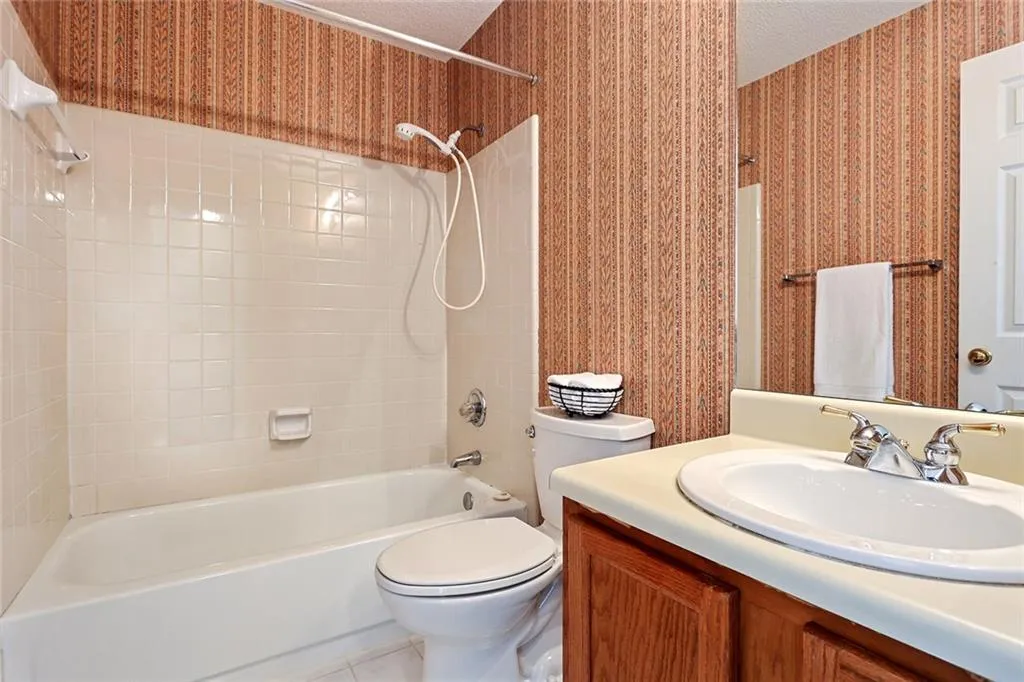 402 Garden Court Unit 402, Sandy Springs, Georgia 30328, 3 Bedrooms Bedrooms, ,2 BathroomsBathrooms,Residential,Sold,402 Garden Court Unit 402,5824135