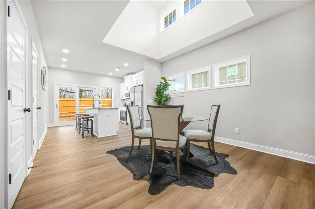 395 W Lake Avenue Nw, Atlanta, Georgia 30318, 2 Bedrooms Bedrooms, ,2 BathroomsBathrooms,Residential,Sold,395 W Lake Avenue Nw,7528352