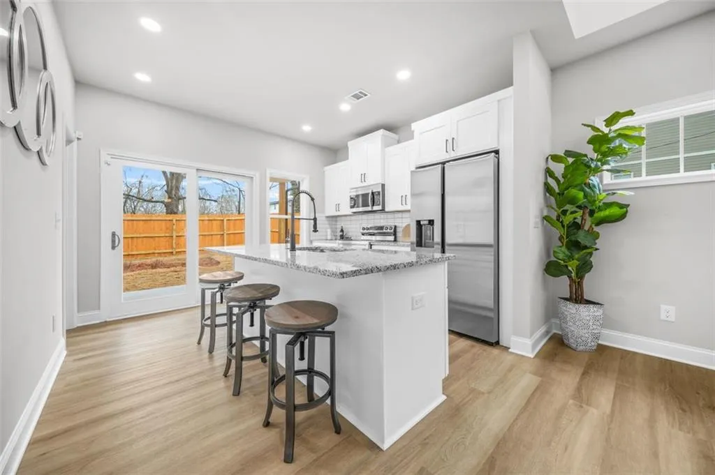 395 W Lake Avenue Nw, Atlanta, Georgia 30318, 2 Bedrooms Bedrooms, ,2 BathroomsBathrooms,Residential,Sold,395 W Lake Avenue Nw,7528352