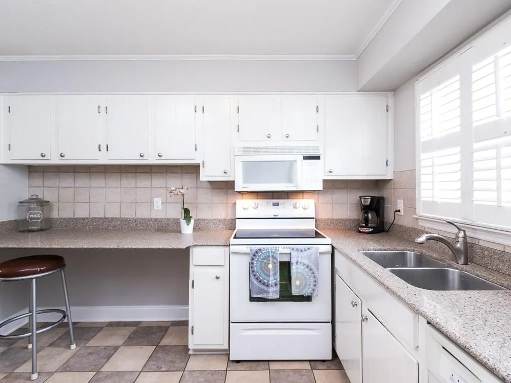 6700 Roswell Road Unit 26e, Atlanta, Georgia 30328, 2 Bedrooms Bedrooms, ,1 BathroomBathrooms,Residential,Sold,6700 Roswell Road Unit 26e,5710547