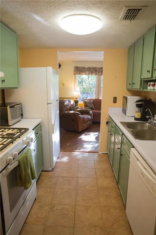 8827 Applegate Lane, Sandy Springs, Georgia 30350, 3 Bedrooms Bedrooms, ,2 BathroomsBathrooms,Residential,Sold,8827 Applegate Lane,5850644