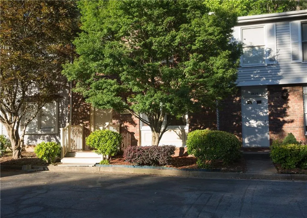 8827 Applegate Lane, Sandy Springs, Georgia 30350, 3 Bedrooms Bedrooms, ,2 BathroomsBathrooms,Residential,Sold,8827 Applegate Lane,5850644