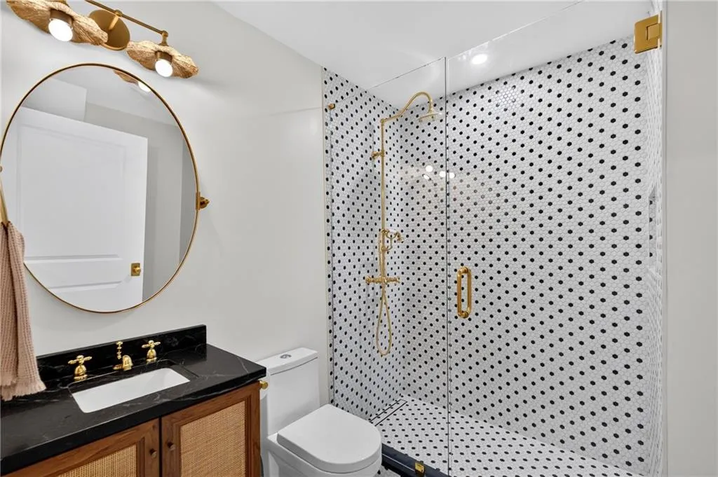 Lower Level Bathroom (6)