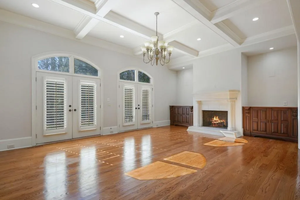 515 Long Glen Drive, Sandy Springs, Georgia 30327, 6 Bedrooms Bedrooms, ,4 BathroomsBathrooms,Residential,Sold,515 Long Glen Drive,7004632