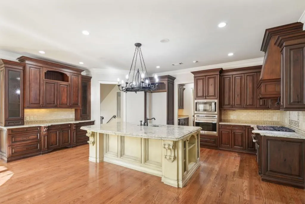 515 Long Glen Drive, Sandy Springs, Georgia 30327, 6 Bedrooms Bedrooms, ,4 BathroomsBathrooms,Residential,Sold,515 Long Glen Drive,7004632
