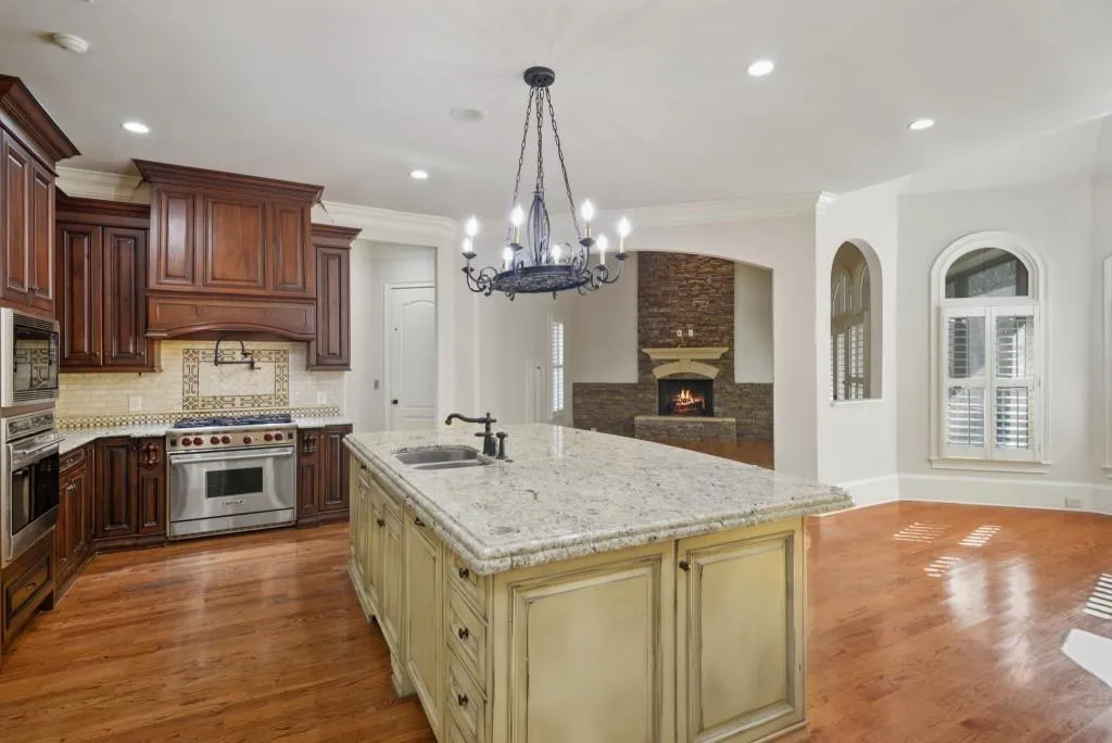 515 Long Glen Drive, Sandy Springs, Georgia 30327, 6 Bedrooms Bedrooms, ,4 BathroomsBathrooms,Residential,Sold,515 Long Glen Drive,7004632