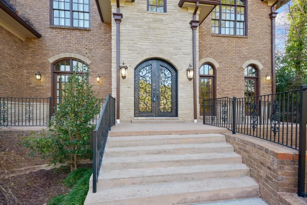 515 Long Glen Drive, Sandy Springs, Georgia 30327, 6 Bedrooms Bedrooms, ,4 BathroomsBathrooms,Residential,Sold,515 Long Glen Drive,7004632
