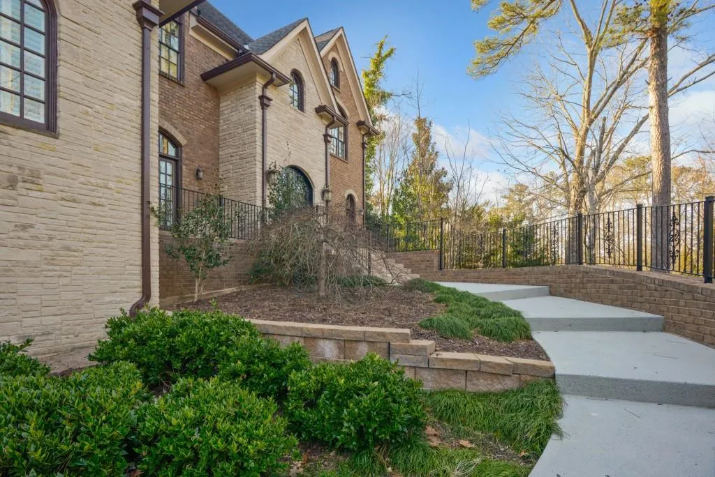 515 Long Glen Drive, Sandy Springs, Georgia 30327, 6 Bedrooms Bedrooms, ,4 BathroomsBathrooms,Residential,Sold,515 Long Glen Drive,7004632