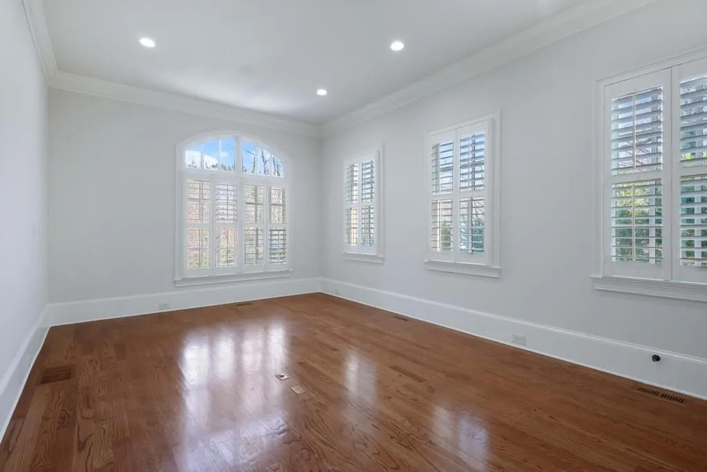 515 Long Glen Drive, Sandy Springs, Georgia 30327, 6 Bedrooms Bedrooms, ,4 BathroomsBathrooms,Residential,Sold,515 Long Glen Drive,7004632