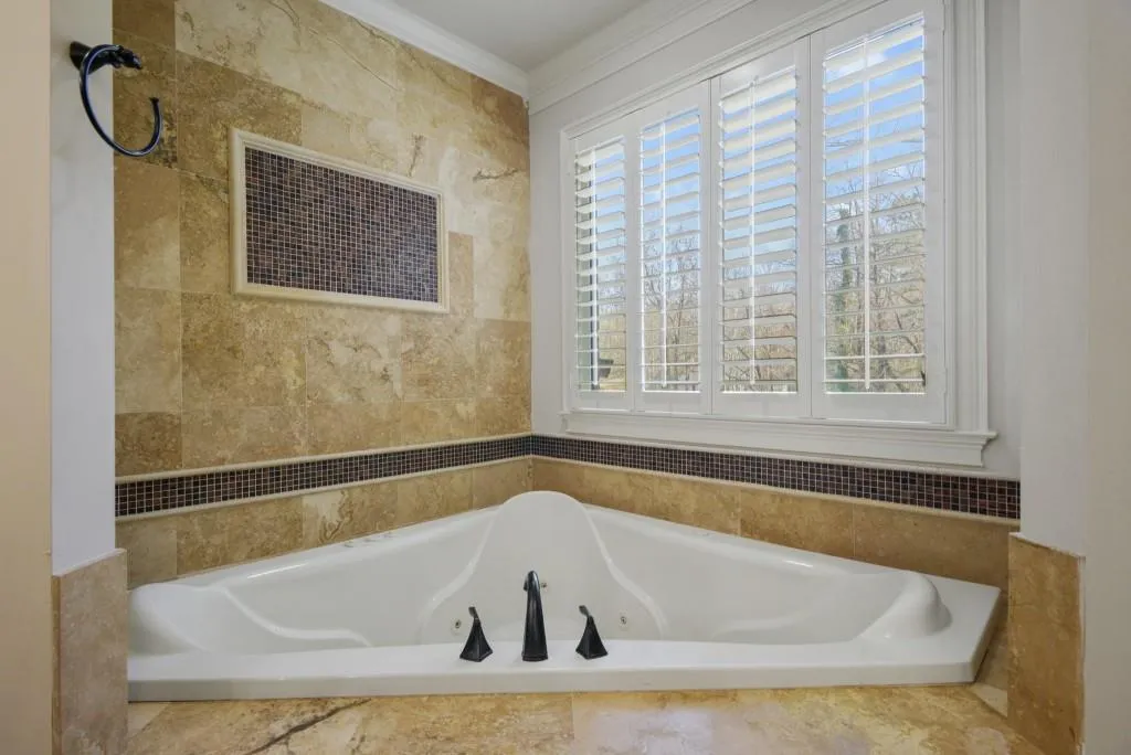 515 Long Glen Drive, Sandy Springs, Georgia 30327, 6 Bedrooms Bedrooms, ,4 BathroomsBathrooms,Residential,Sold,515 Long Glen Drive,7004632