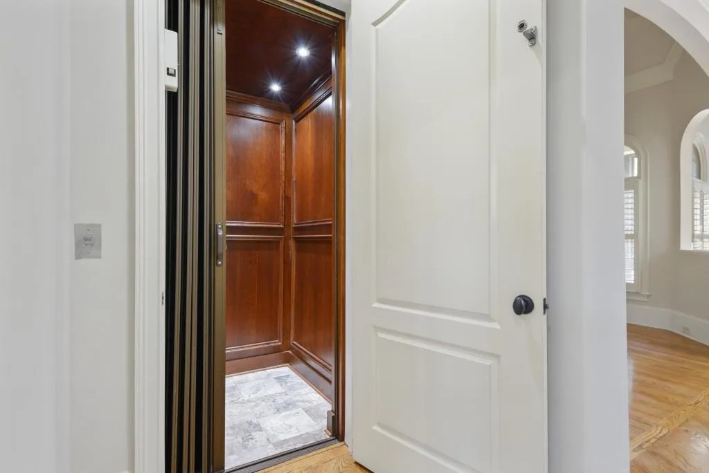 515 Long Glen Drive, Sandy Springs, Georgia 30327, 6 Bedrooms Bedrooms, ,4 BathroomsBathrooms,Residential,Sold,515 Long Glen Drive,7004632