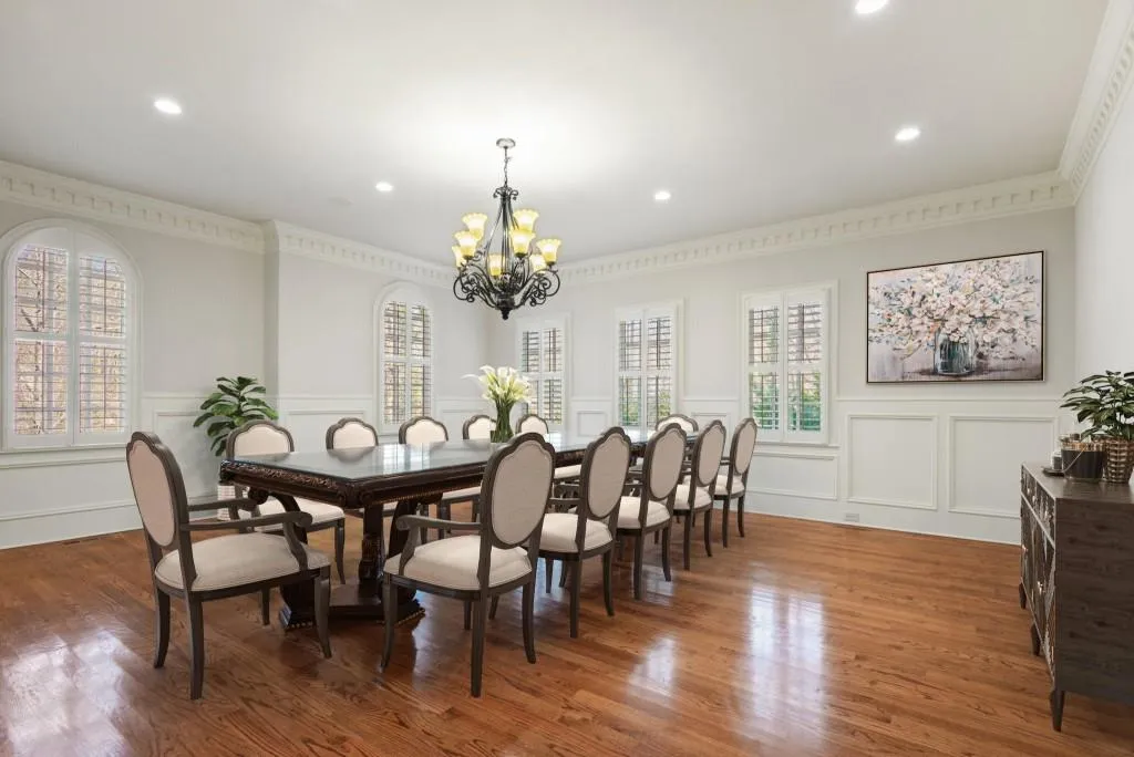 515 Long Glen Drive, Sandy Springs, Georgia 30327, 6 Bedrooms Bedrooms, ,4 BathroomsBathrooms,Residential,Sold,515 Long Glen Drive,7004632