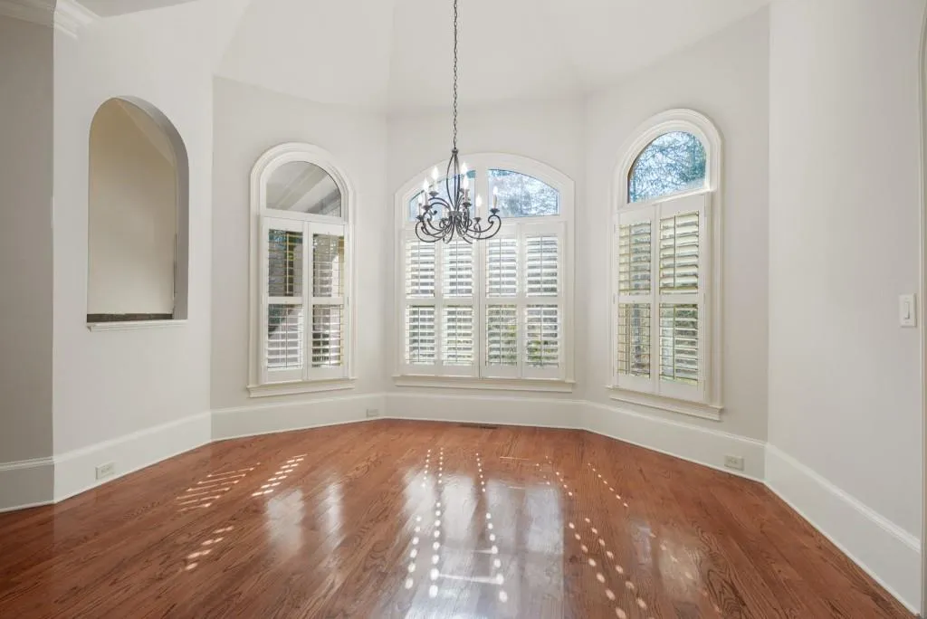 515 Long Glen Drive, Sandy Springs, Georgia 30327, 6 Bedrooms Bedrooms, ,4 BathroomsBathrooms,Residential,Sold,515 Long Glen Drive,7004632