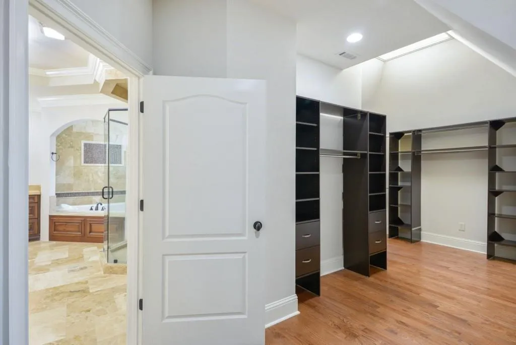 515 Long Glen Drive, Sandy Springs, Georgia 30327, 6 Bedrooms Bedrooms, ,4 BathroomsBathrooms,Residential,Sold,515 Long Glen Drive,7004632