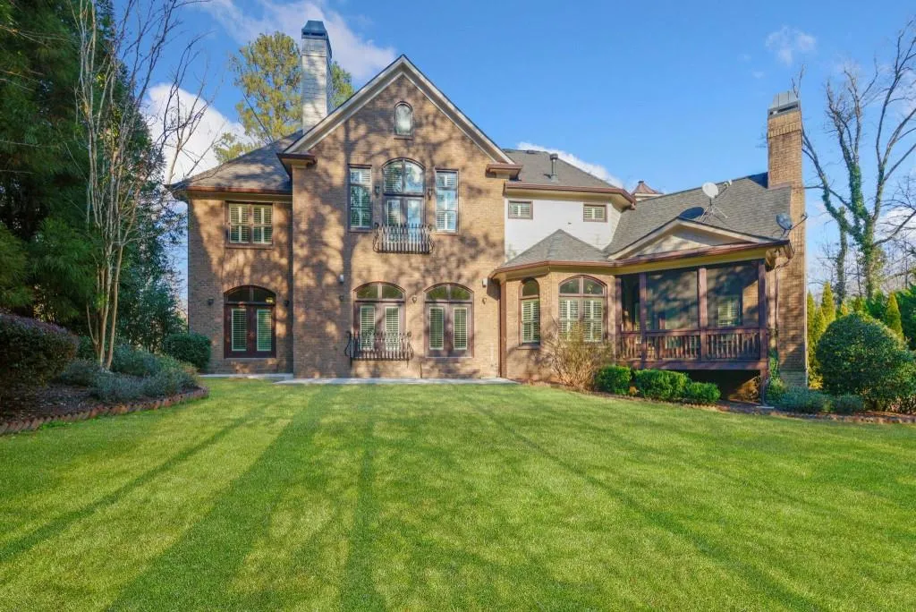 515 Long Glen Drive, Sandy Springs, Georgia 30327, 6 Bedrooms Bedrooms, ,4 BathroomsBathrooms,Residential,Sold,515 Long Glen Drive,7004632
