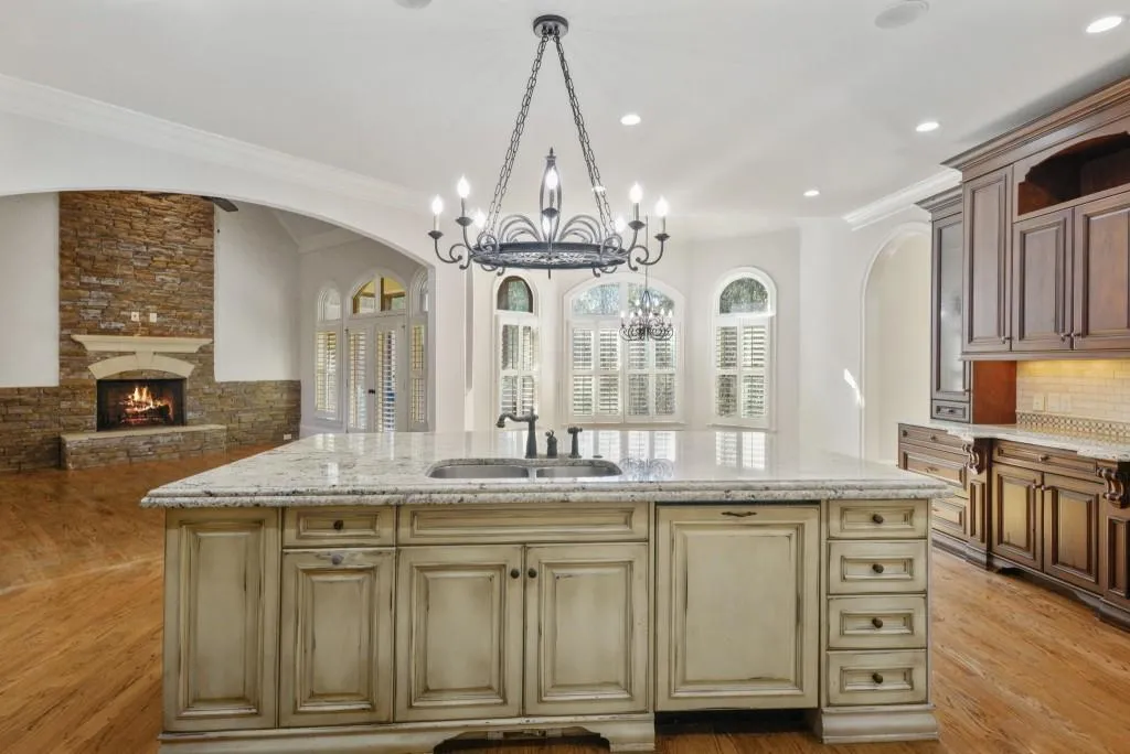 515 Long Glen Drive, Sandy Springs, Georgia 30327, 6 Bedrooms Bedrooms, ,4 BathroomsBathrooms,Residential,Sold,515 Long Glen Drive,7004632