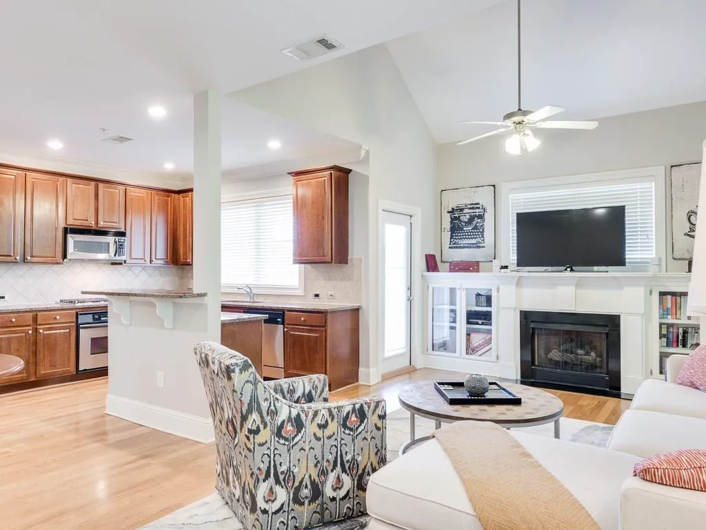 230 Le Gran Bend Ne Unit 230, Sandy Springs, Georgia 30328, 2 Bedrooms Bedrooms, ,2 BathroomsBathrooms,Residential,Sold,230 Le Gran Bend Ne Unit 230,5705156