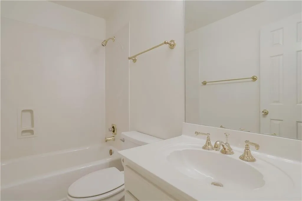340 Ledgemont Court, Sandy Springs, Georgia 30342, 3 Bedrooms Bedrooms, ,3 BathroomsBathrooms,Residential,Sold,340 Ledgemont Court,6938318