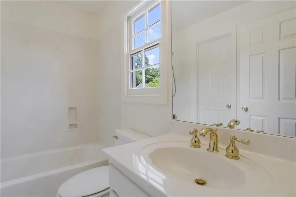 340 Ledgemont Court, Sandy Springs, Georgia 30342, 3 Bedrooms Bedrooms, ,3 BathroomsBathrooms,Residential,Sold,340 Ledgemont Court,6938318