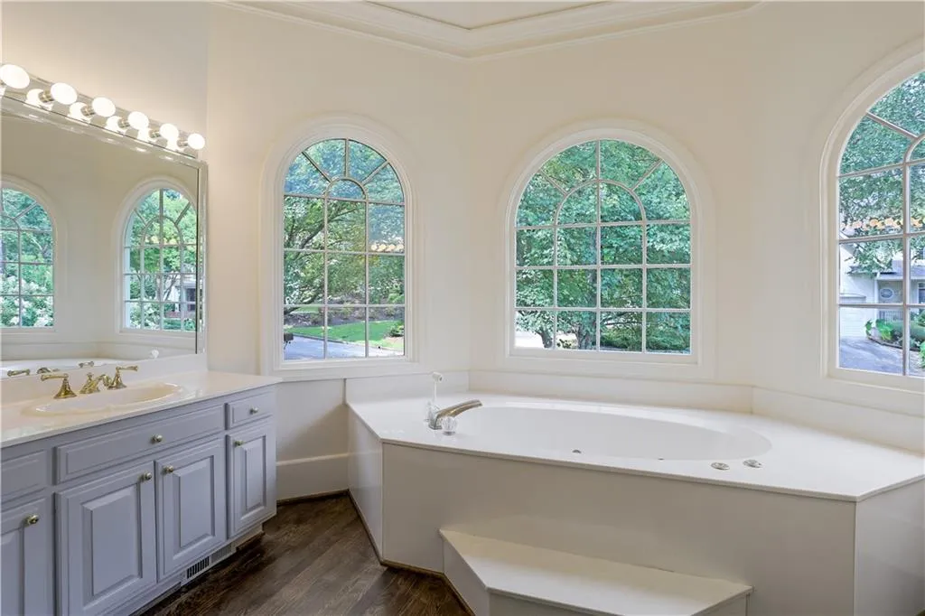 340 Ledgemont Court, Sandy Springs, Georgia 30342, 3 Bedrooms Bedrooms, ,3 BathroomsBathrooms,Residential,Sold,340 Ledgemont Court,6938318