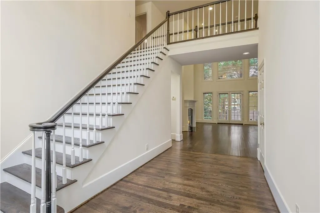 340 Ledgemont Court, Sandy Springs, Georgia 30342, 3 Bedrooms Bedrooms, ,3 BathroomsBathrooms,Residential,Sold,340 Ledgemont Court,6938318