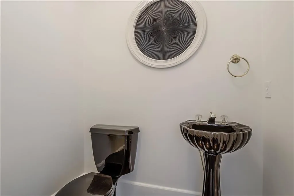 340 Ledgemont Court, Sandy Springs, Georgia 30342, 3 Bedrooms Bedrooms, ,3 BathroomsBathrooms,Residential,Sold,340 Ledgemont Court,6938318