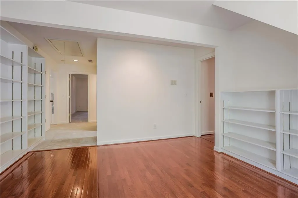 340 Ledgemont Court, Sandy Springs, Georgia 30342, 3 Bedrooms Bedrooms, ,3 BathroomsBathrooms,Residential,Sold,340 Ledgemont Court,6938318