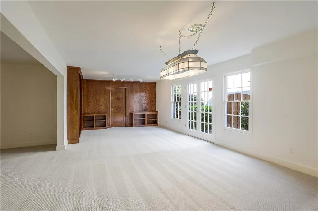 340 Ledgemont Court, Sandy Springs, Georgia 30342, 3 Bedrooms Bedrooms, ,3 BathroomsBathrooms,Residential,Sold,340 Ledgemont Court,6938318