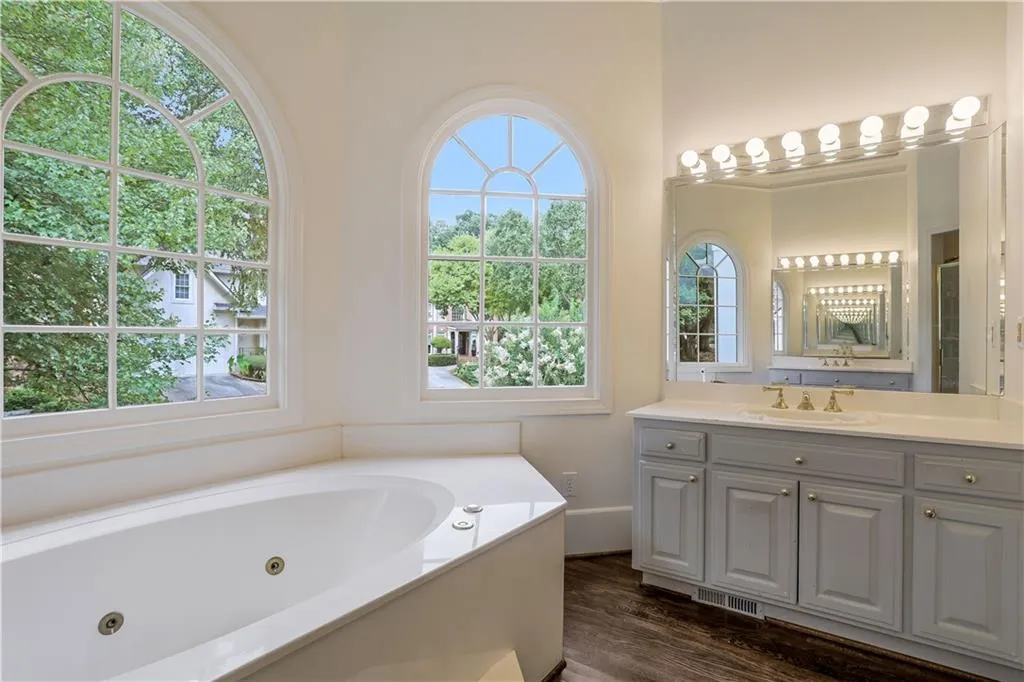 340 Ledgemont Court, Sandy Springs, Georgia 30342, 3 Bedrooms Bedrooms, ,3 BathroomsBathrooms,Residential,Sold,340 Ledgemont Court,6938318